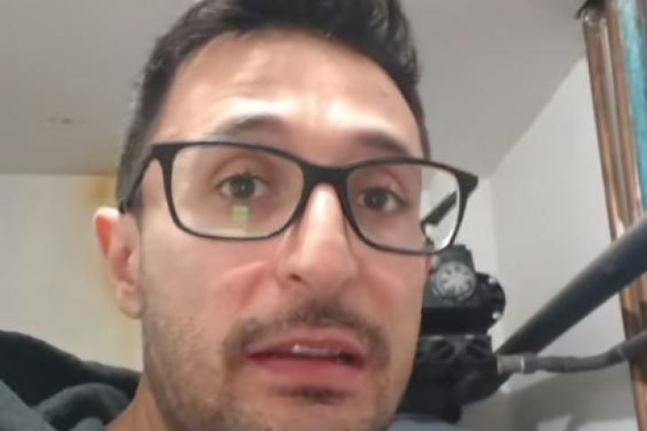 El fontanero Emanuele Armeli Moccia, en una captura de uno de sus vídeos, manos a la obra.