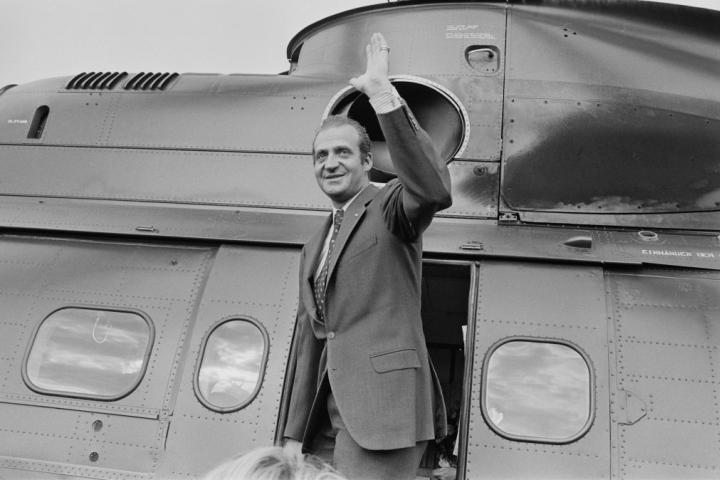 El rey Juan Carlos I saluda desde la escalerilla de un helicóptero al llegar a una visita al Museo Mercedes-Benz en Stuttgart (Alemania), en 1977.