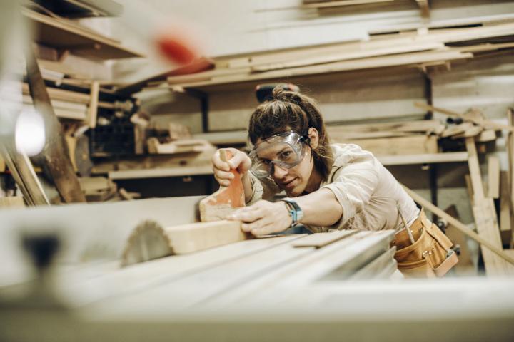 Imagen de archivo de una carpintera trabajando en un taller.
