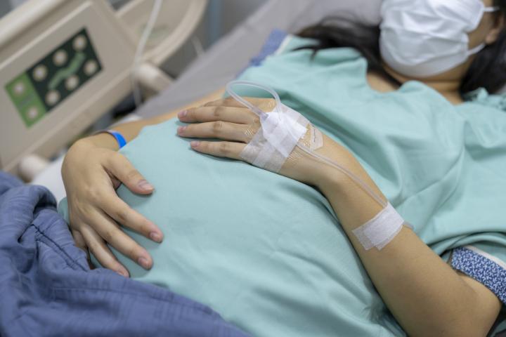 Mujer embarazada en el hospital