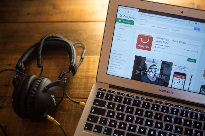Ordenador con la página AliExprés abierta