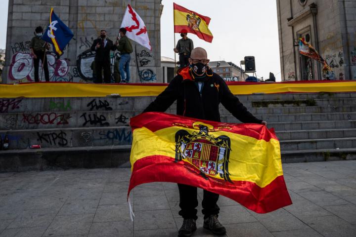 Simpatizantes de Francisco Franco con banderas españolas preconstitucionales, en marzo de 2021, en el llamado Arco de la Victoria, en Madrid.