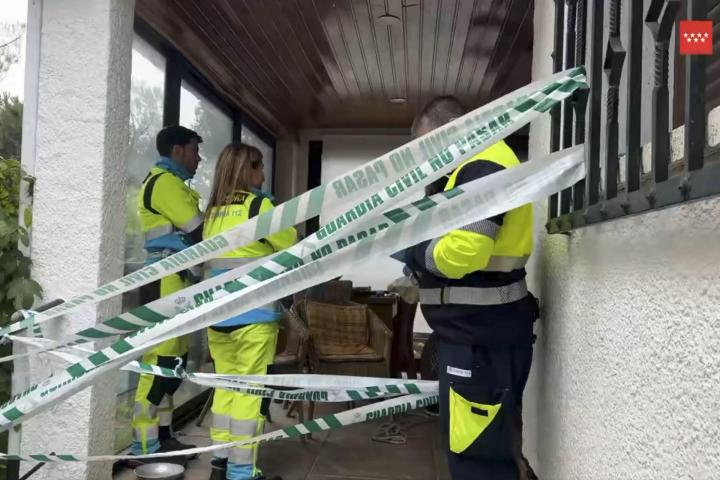 Un equipo médico del Summa 112 ha encontrado a un varón y a una mujer, ambos de 60 años, fallecidos con signos visibles de violencia en un chalet situado en la calle de la Jara de la localidad madrileña de Alpedrete