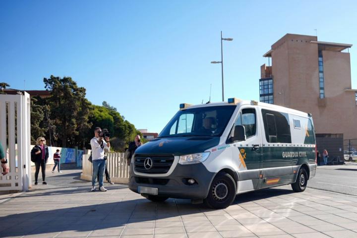 Un furgón de la Guardia Civil accede a la Ciudad de la Justicia de Almería.