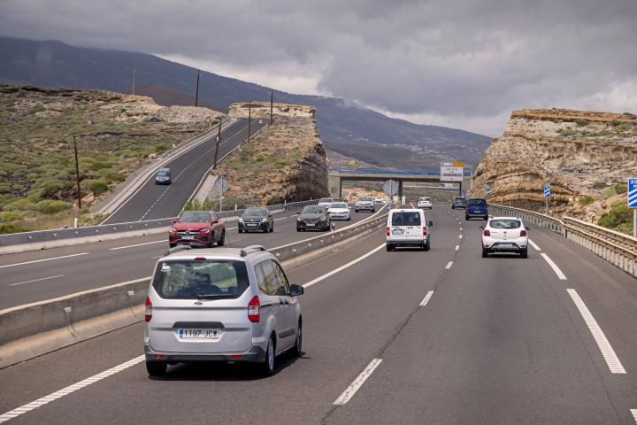 Varios coches circulan por una carretera.