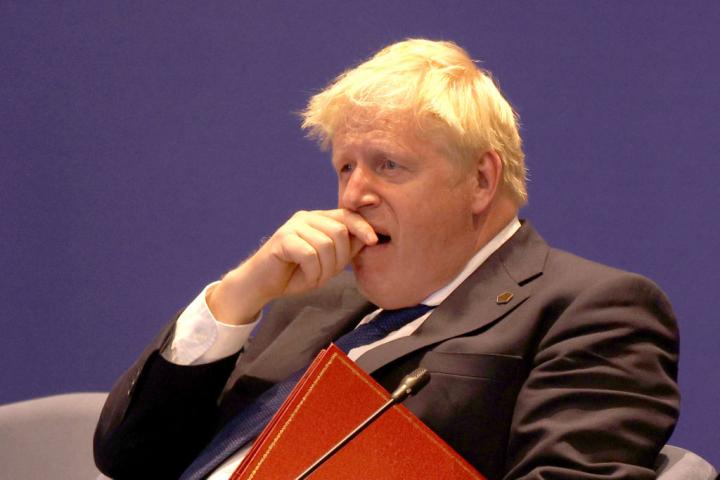 El entonces primer ministro de Reino Unido, Boris Johnson, bosteza en la Reunión de Jefes de Gobierno de la Commonwealth, en Kigali (Ruanda), el 25 de junio de 2022.