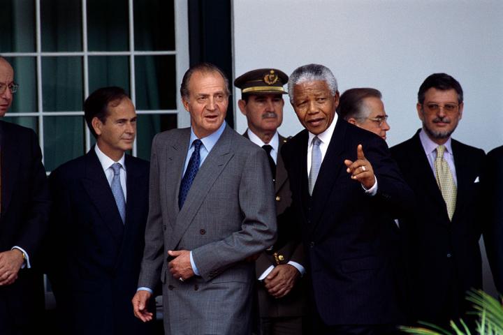 El rey Juan Carlos, con el presidente sudafricano Nelson Mandela, durante la visita del monarca a Ciudad del Cabo, el 1 de febrero de 1999.