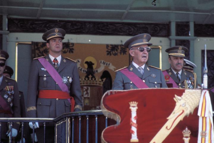 Franco preside un deslife militar con Juan Carlos I en el fondo