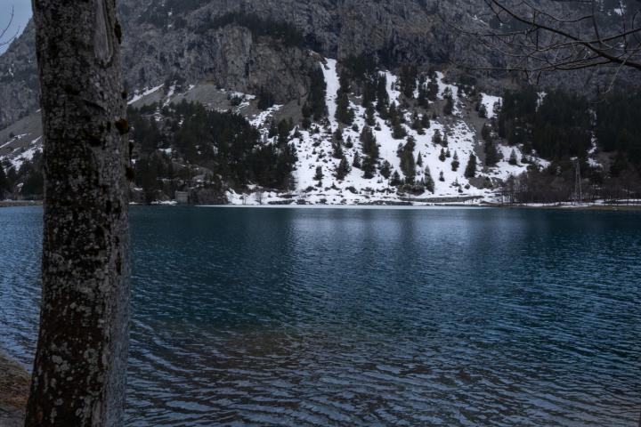 alt="alt="Ibón de los Baños en Panticosa, provincia de Huesca, España. Un lago pirenaico rodeado de montañas nevadas. Naturaleza de alta montaña.""