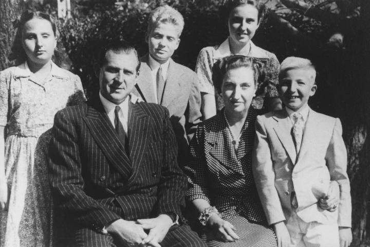 Los condes de Barcelona con sus hijos, la infanta Pilar, el rey Juan Carlos, la infanta Margarita y el infante Alfonso