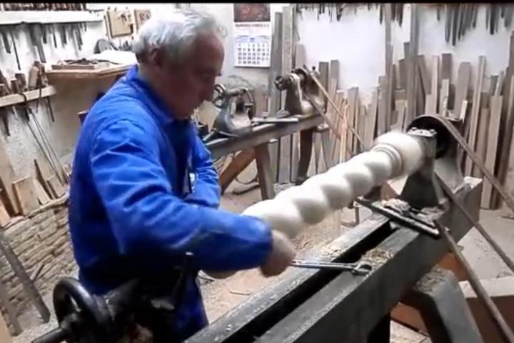 Luis Velasco, tornero de profesión, en su taller de Toledo.