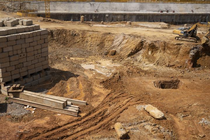 Un terreno siendo trabajado por máquinas