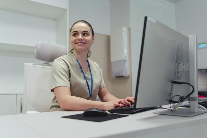 Retrato de una joven en una oficina.