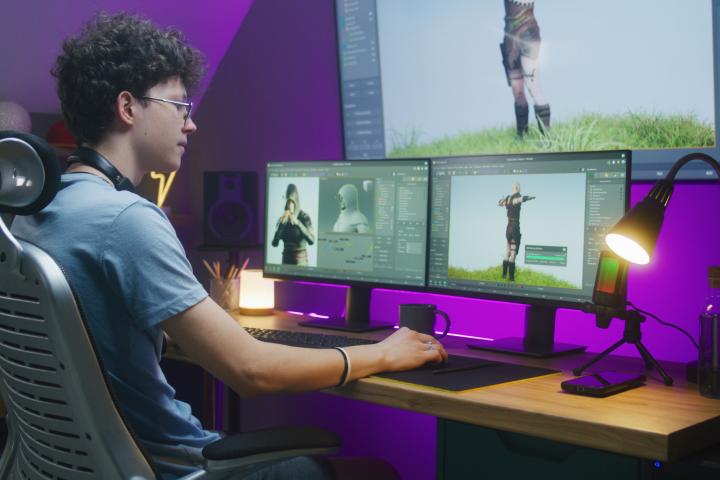 Un joven diseñador 3D dibuja personajes de videojuegos y crea animaciones, en una imagen de archivo.