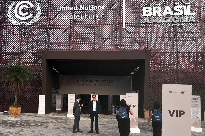 En el exterior del recinto de la conferencia mundial sobre clima COP30 todo parece bastante normal la mañana después del incendio.