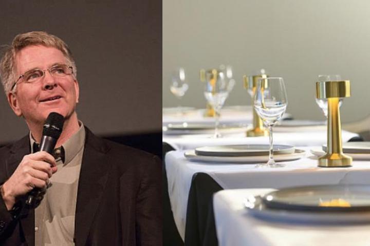 Rick Steves  y una mesa de un restaurante