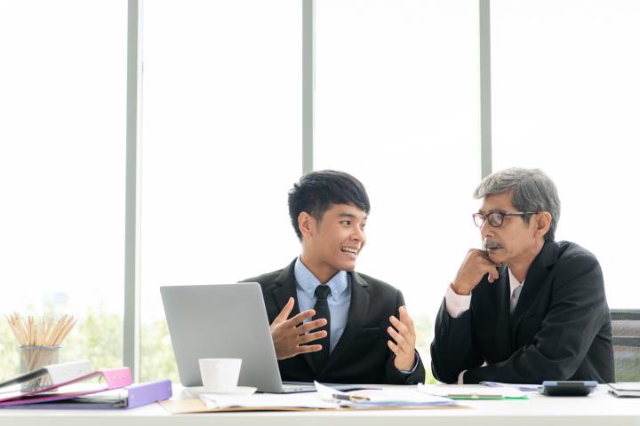 Los empresarios de mayor edad están contentos con los nuevos subordinados y se aprecian mutuamente por el éxito del proyecto del que son responsables.