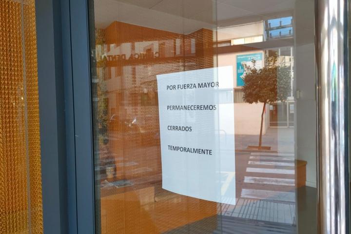 Puerta de la clínica dental donde atendieron a la niña fallecida