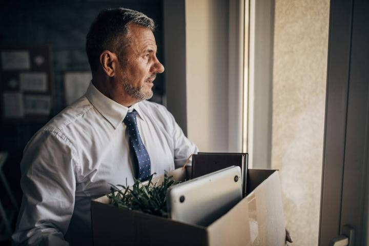 A este hombre le acaban de despedir y no está muy contento