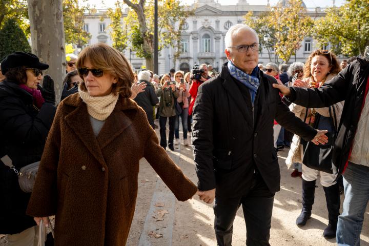 alt="alt="El exmagistrado de la Audiencia Nacional, Baltasar Garzón (d) y su pareja, la exministra de Justicia, Dolores Delgado (i) asisten a la manifestación este domingo en frente del Tribunal Supremo en Madrid en apoyo al fiscal general del Estado, Álvaro García Ortiz, tras su condena a dos años de inhabilitación y a una multa de 7.200 euros por un delito de revelación de datos reservados. EFE/Daniel González""