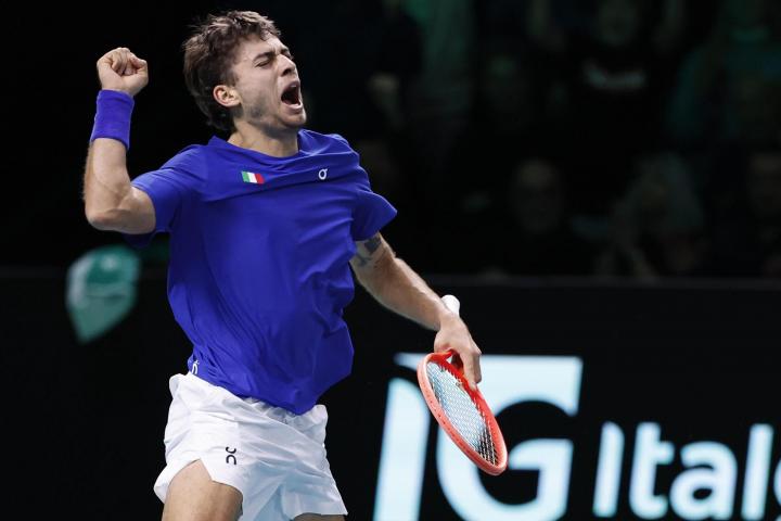 El tenista italiano Flavio Cobolli este domingo durante la final de la Copa David en Bolonia (Italia).