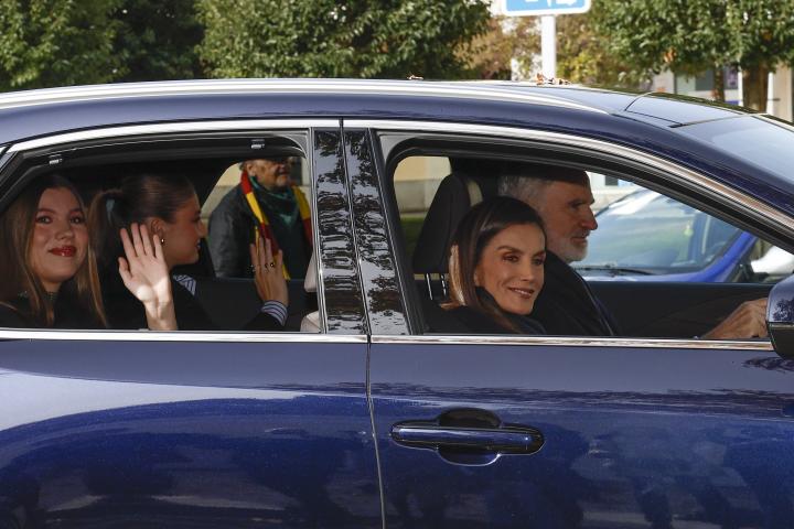 Felipe VI, con sus hijas y su madre, a su llegada al acto familiar por el 50 aniversario de la monarquía en España