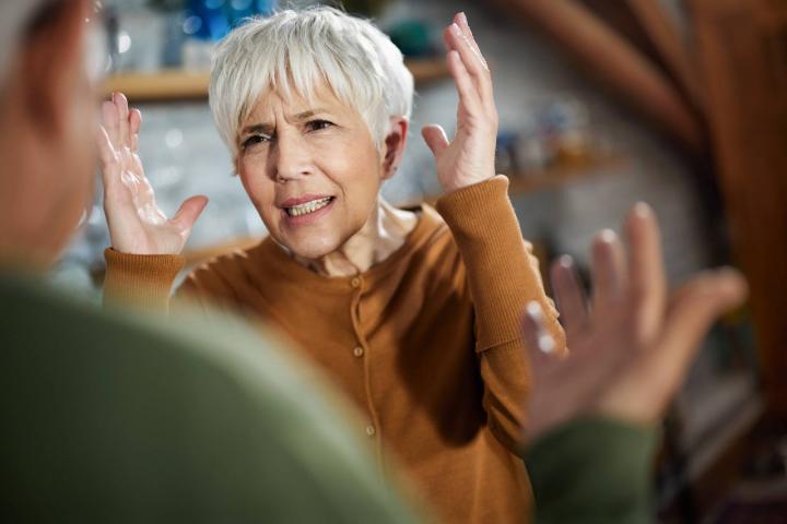 Mujer frustrada manteniendo discusión en casa