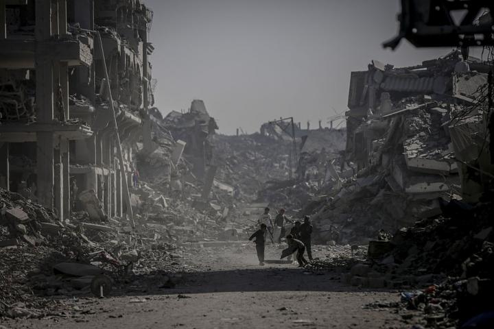 Población palestina, entre las ruinas en Ciudad de Gaza