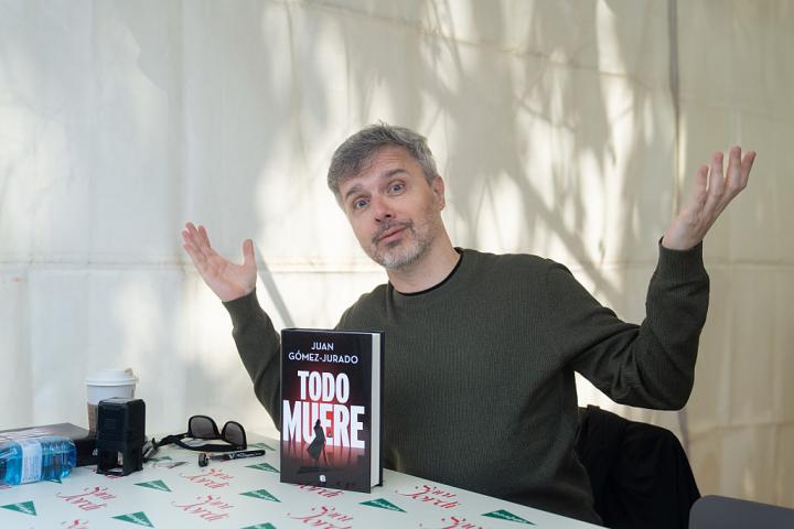 alt="alt="BARCELONA, CATALUÑA, ESPAÑA - 23 DE ABRIL: El escritor Juan Gómez Jurado, el 23 de abril de 2025 durante la firma de uno de sus ejemplares, el 23 de abril de 2025 en la Diada de San Jordi 2025, el 23 de abril de 2025 el 23 de abril, el 23 de abril de 2025 2025, el 23 de abril de 2025 en Barcelona, ​​el 23 de abril de 2025 Cataluña, España. Barcelona vuelve a vivir una nueva Diada de Sant Jordi, en la que se llena de libros y rosas, en una edición en la que crece el número de puestos de libros profesionales y la superficie para buscar una mayor comodidad, hasta los 3.500 metros cuadrados en diez espacios de siete distritos de la ciudad. El Passeig de Gràcia de Barcelona está implementando por primera vez un plan de autoprotección (PAU), como ya ocurre con otros eventos con un alto número de asistentes. Este año, hay más stands que el año pasado, con 400, 348 de libros y 52 de rosas, a los que hay que sumar un centenar más de libros que se ubican a las puertas de las librerías, lo que eleva el número de stands entre libros y rosas a 500. (Foto de David Zorrakino/Europa Press vía Getty Images)""