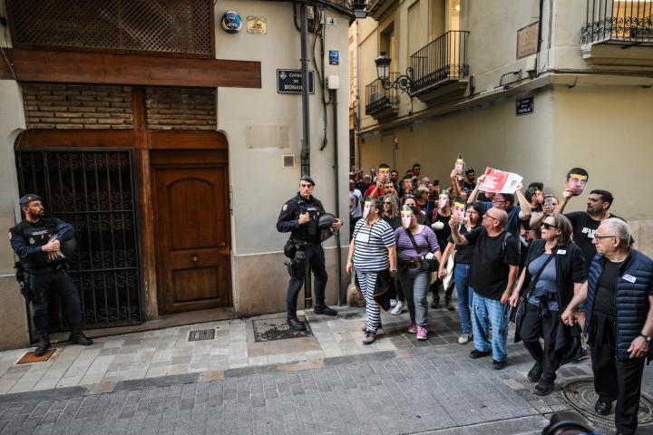 Concentración de vecinos contra la gestión de Mazón en la puerta de El Ventorro