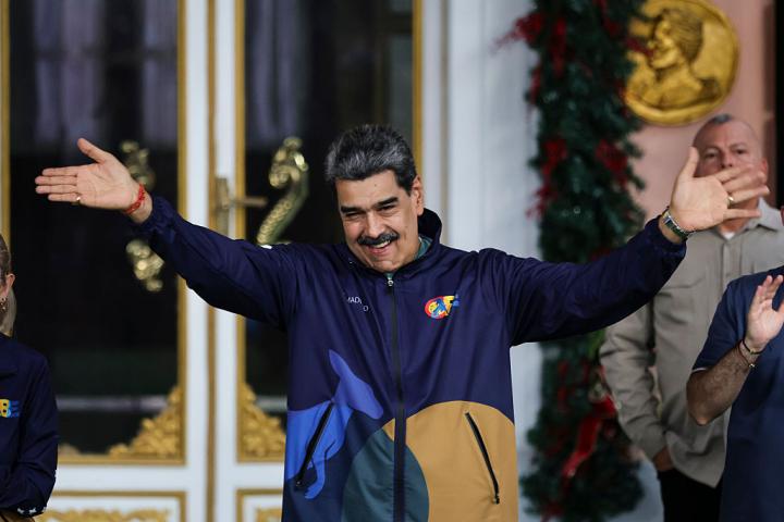 El presidente de Venezuela, Nicolás Maduro, saluda a sus simpatizantes durante el "Día del Estudiante" en el palacio de Miraflores, el 21 de noviembre de 2025.