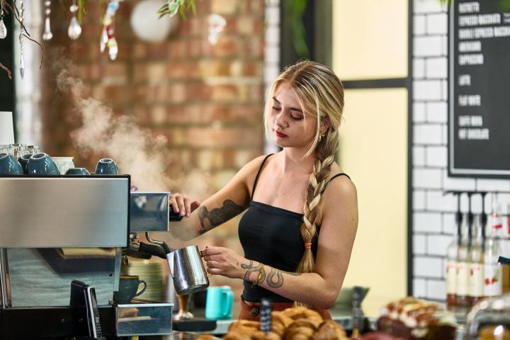 Imagen de una camarera en una cafetería.