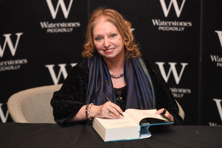 alt="alt="LONDRES, INGLATERRA - 4 DE MARZO: Hilary Mantel en una firma de libros de su nuevo libro, "El Espejo y la Luz", en Waterstones Piccadilly el 4 de marzo de 2020 en Londres, Inglaterra. "El Espejo y la Luz" es el último libro de la trilogía Wolf Hall de Hilary Mantel. (Foto de Peter Summers/Getty Images)""
