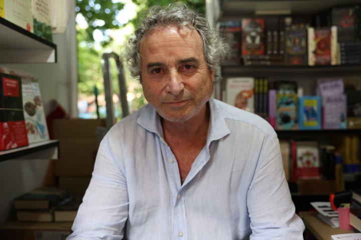 alt="alt="MADRID, ESPAÑA - 10 DE JUNIO: El escritor Ildefonso Falcones firma durante la 82.ª Feria del Libro de Madrid, celebrada en el Parque del Retiro el 10 de junio de 2023 en Madrid, España. La Feria del Libro se celebra anualmente para promover el libro, la lectura y las actividades de empresas, entidades e instituciones que editan, distribuyen o venden libros al público. Decenas de autores asisten a la 82.ª edición de la Feria, que se celebra bajo el lema «Somos de Ciencias y Letras», con un total de 36 stands, además de los 24 de la zona central del recorrido, y que permanecerá abierta hasta el 11 de junio. (Foto de Isabel Infantes/Europa Press vía Getty Images)""