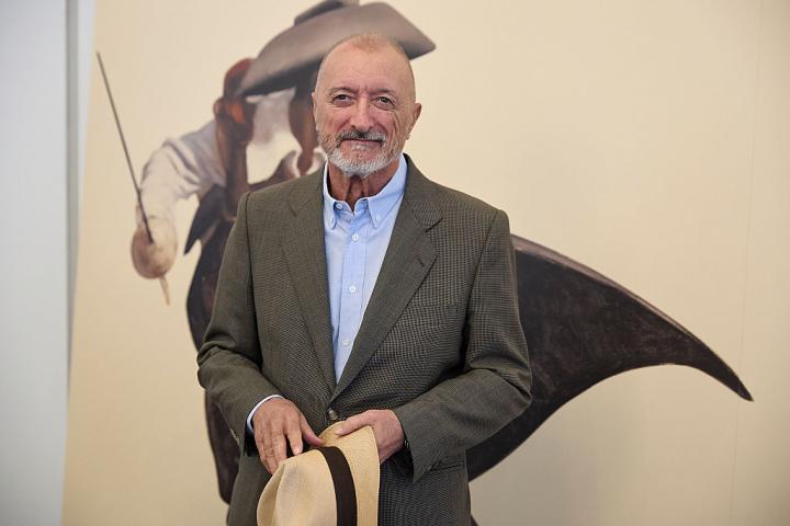 alt="alt="MADRID, ESPAÑA - 2 DE SEPTIEMBRE: El autor Arturo Pérez-Reverte presenta en un desayuno de prensa su nueva novela, «Misión en París», en el Hotel Palace, el 2 de septiembre de 2025 en Madrid, España. Pérez-Reverte recupera al Capitán Alatriste en esta novela ambientada en París. (Foto de Jesús Hellín/Europa Press vía Getty Images)""