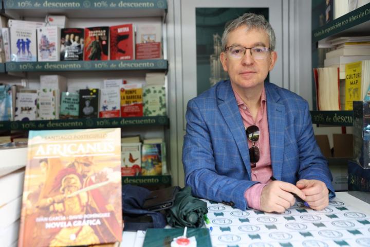 alt="alt="MADRID, ESPAÑA - 4 DE JUNIO: El escritor Santiago Posteguillo Gómez firma libros en la 82.ª Feria del Libro de Madrid, celebrada en el Parque del Retiro el 3 de junio de 2023 en Madrid, España. La Feria del Libro se celebra anualmente para promover el libro, la lectura y las actividades de empresas, entidades e instituciones que editan, distribuyen o venden libros al público. Decenas de autores acuden a la Feria, que este año se celebra bajo el lema «Somos de Ciencias y Letras», con un total de 36 stands, además de los 24 de la zona central del recorrido, y que permanecerá abierta hasta el 11 de junio. (Foto de Isabel Infantes/Europa Press vía Getty Images)""