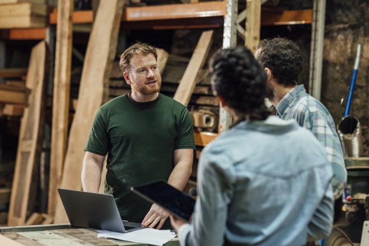 Un grupo de trabajadores habla en su empresa