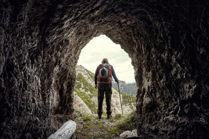 Un hombre con bastón camina por un túnel en los Dolomitas, en Italia, en una imagen de archivo.