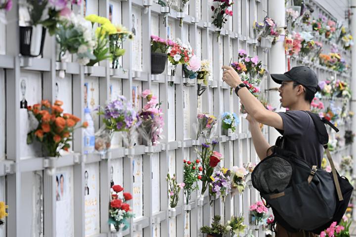 Un hombre de origen chino en un cementerio de Hong Kong