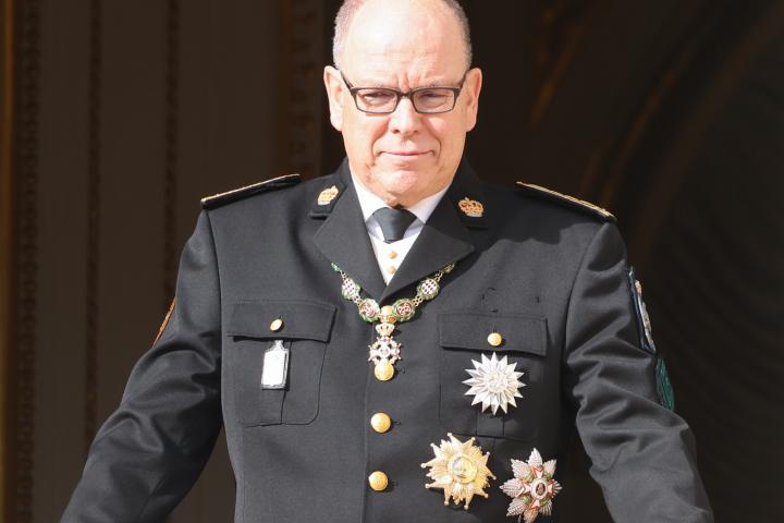 Alberto de Mónaco desde el balcón del Palacio Grimaldi en el Día Nacional de Mónaco 2025.