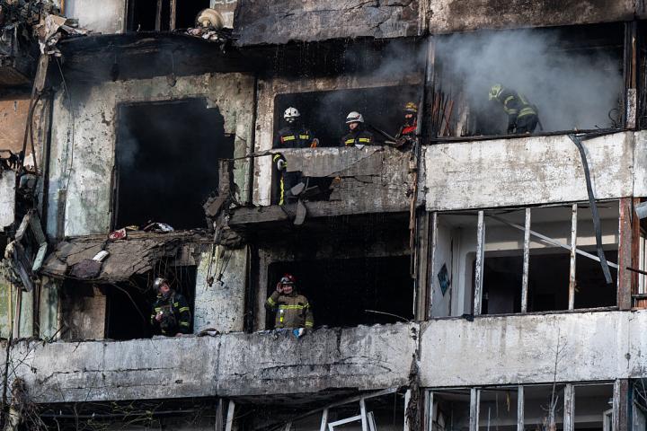 Equipos de rescate en un edificio residencial afectado por el ataque ruso a Kiev del 25 de noviembre de 2025