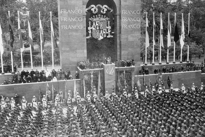 Franco saludando a tropas italianas en un desfile en Madrid el 27 de mayo de 1939.