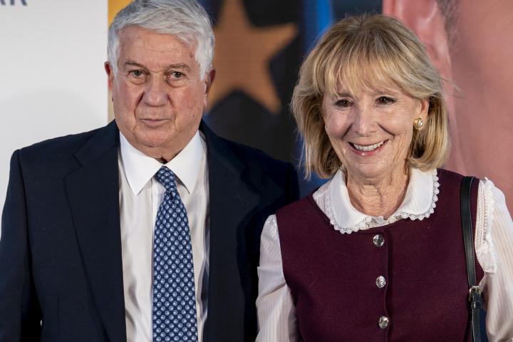 La expresidenta de la Comunidad de Madrid Esperanza Aguirre, acompañada de su esposo Fernando Ramírez de Haro; en una imagen de septiembre de 2025.