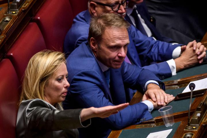 La primera ministra de Italia, Giorgia Meloni, y su ministro de Agricultura, Francesco Lollobrigida, en la segunda sesión de la XIX Legislatura de la República Italiana, el 14 de octubre de 2022 en Roma.