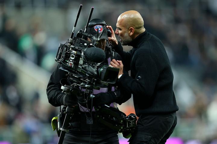 Pep Guardiola se queja a un cámara de televisión tras el partido de la Premier League entre el Newcastle United y el Manchester City en St James' Park, el 22 de noviembre de 2025.