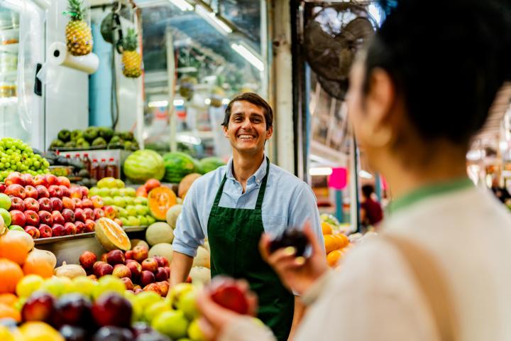 Un frutero atiende a una clienta en un mercado, en una imagen de archivo.