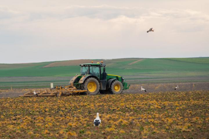 Tractor arando una finca en un paisaje agrícola de Toledo