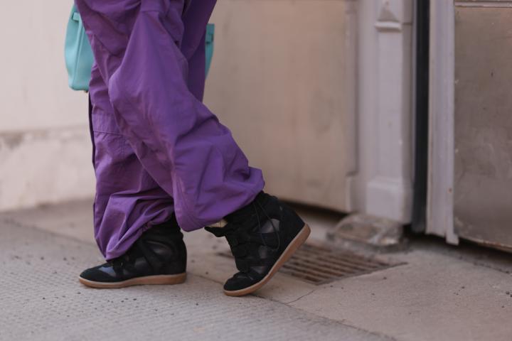Una mujer con unas deportivas de cuña de Isabel Marant el pasado febrero