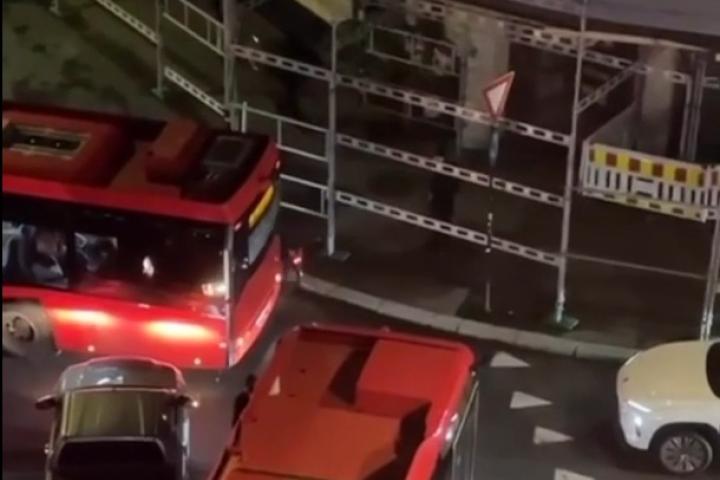 Cuatro atascos cortan el tráfico de vehículos en una rotonda de Oslo