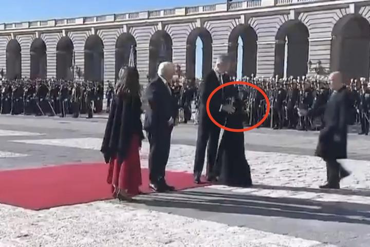 El gesto de protocolo del rey felipe VI entregando el abrigo al ver que sus invitados vienen sin abrigo